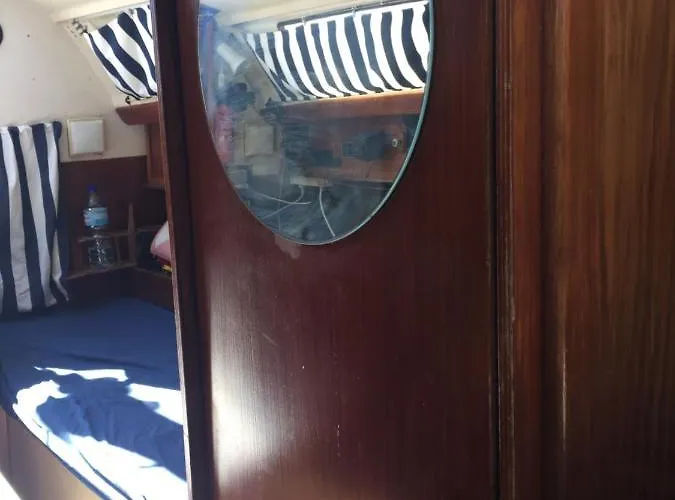 Botel Petit Voilier A Quai Port Barcares *